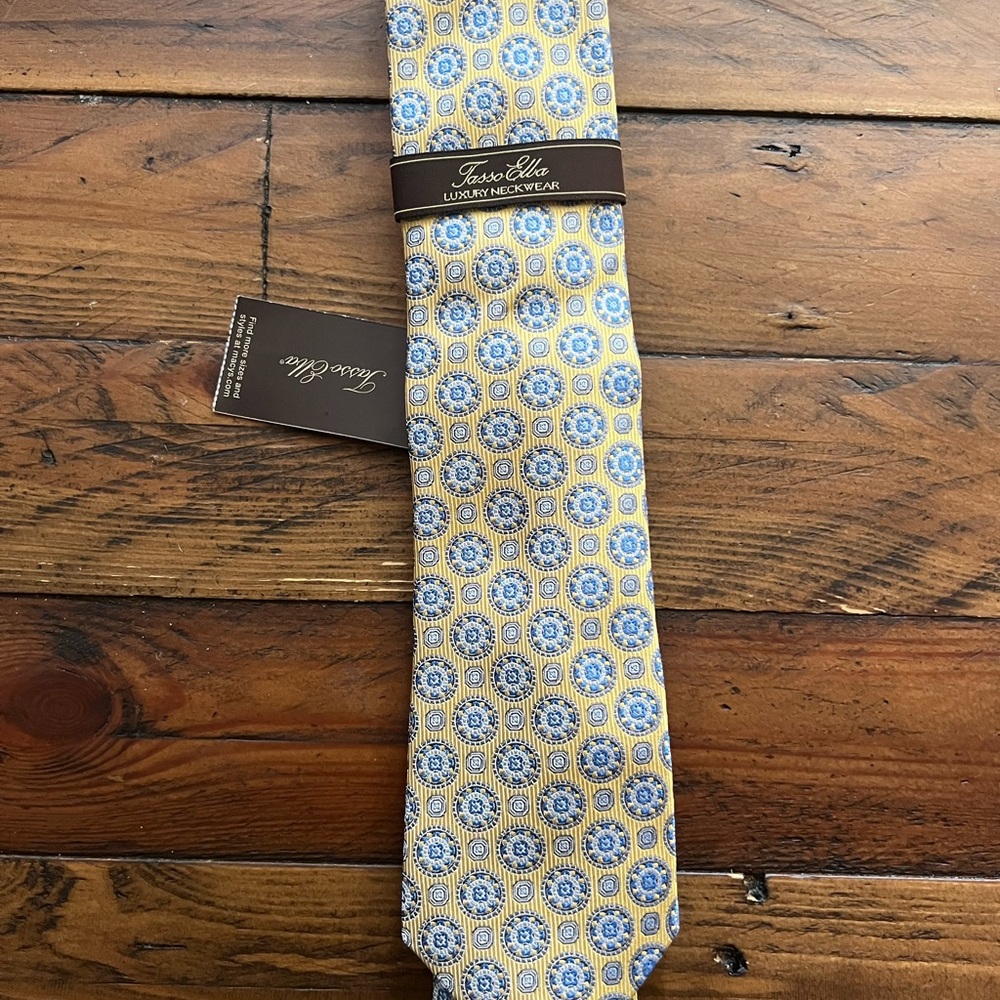 Tasso Elba NWT 100% silk yellow and blue classic medallion pattern tie